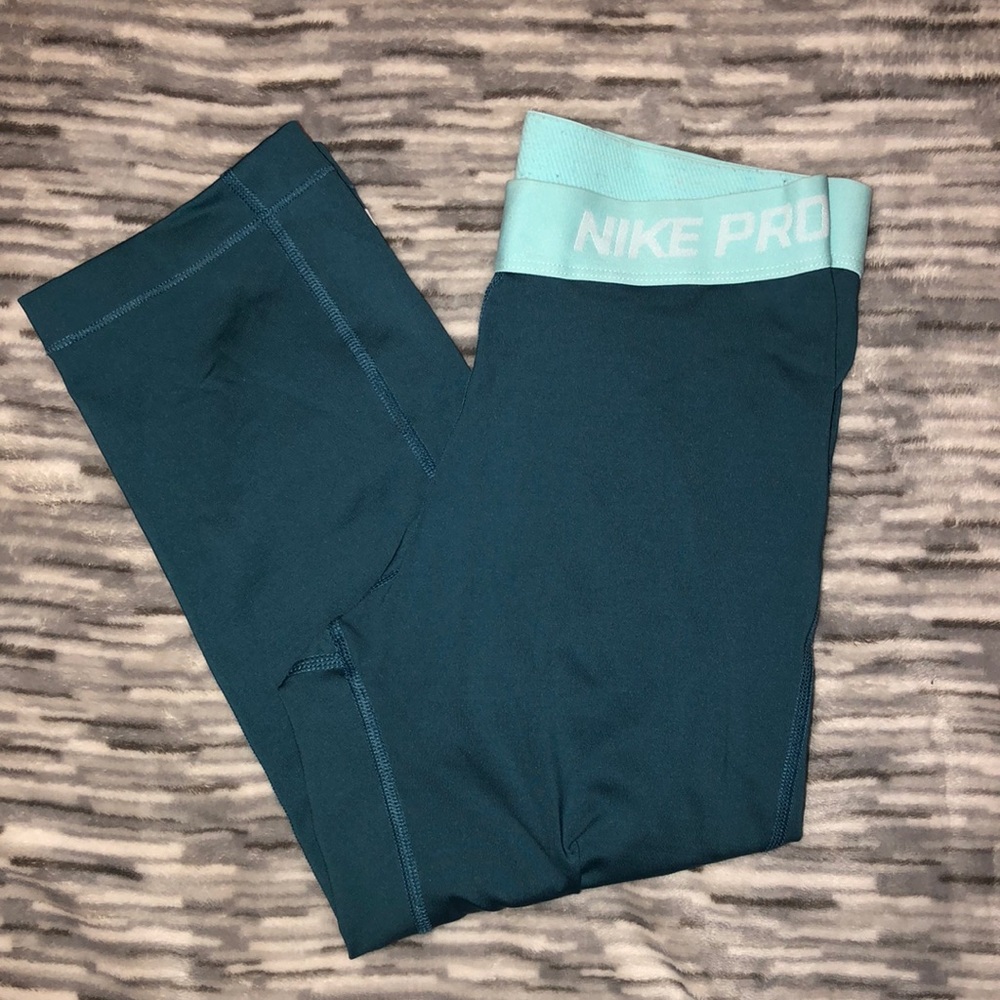 nike pro capris / cropped leggings